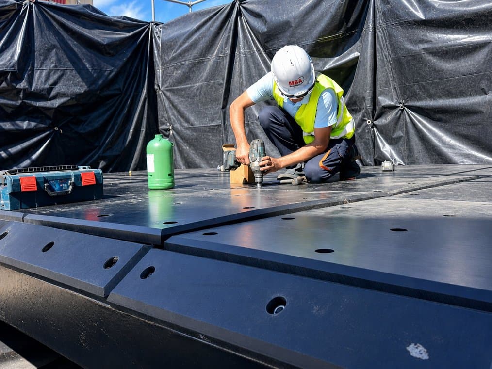 Técnico reparando una defensa portuaria